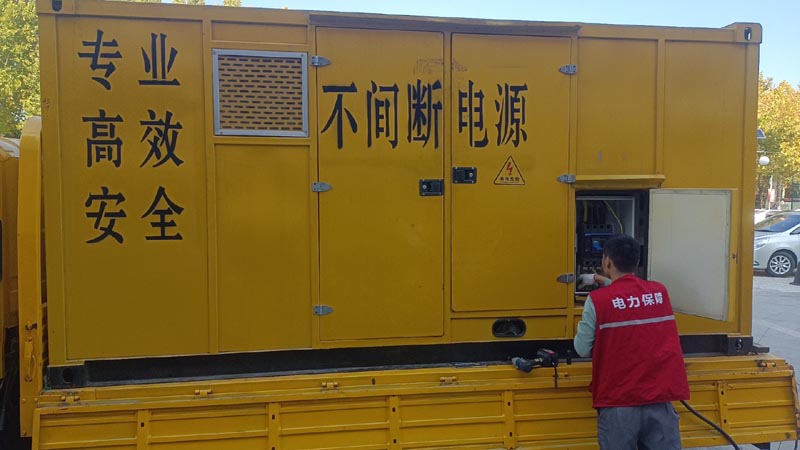 满城柴油发电机组和UPS电源配合使用时，如何避免切换过程中的电力中断？